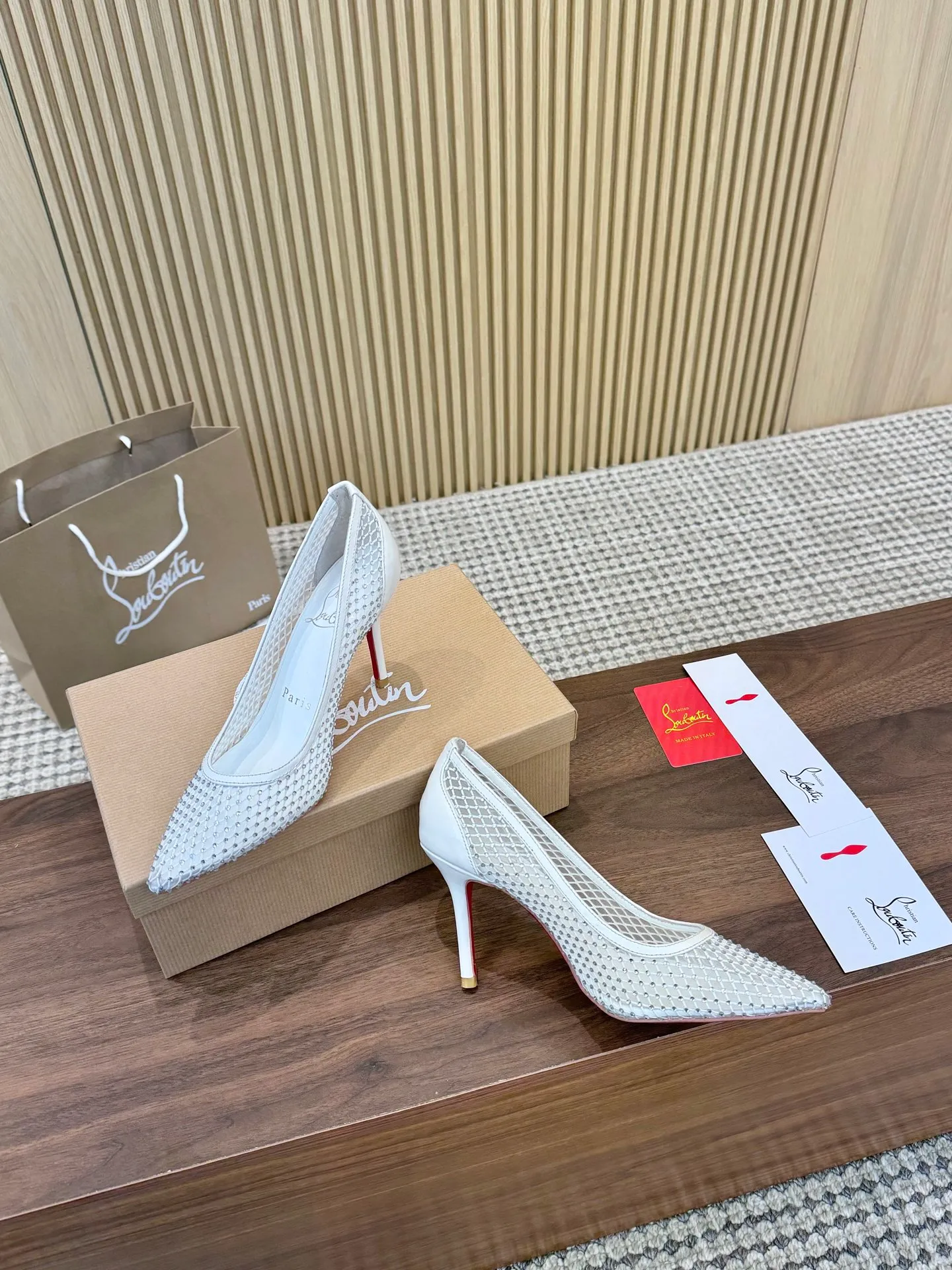 👟👟Ex-factory price 440👟👟 Genuine leather sole +40 Year-round shipment💝Christian Louboutin CL👠 Classic "💎Cow Patent Leather💎Series" noble and luxurious, real blingbling✨ Real materials, all customized by the pattern maker, and the materials are made of original customized materials, achieving the taste of the original 6 color options💍 Upper: imported 👉cow patent leather💪 lining: sheepskin foot pad/lining code number: 34-40.41.42 heel height: two options: 10.5cm and 8.5cm